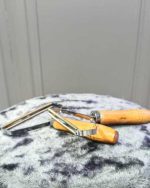 تصویر پرزگیر لباس دسته چوبی