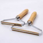 عکس پرزگیر لباس دسته چوبی