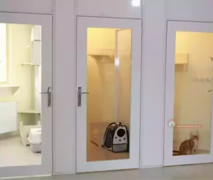 اتاق مینیمال پانسیون سایمون کت صفحه اول