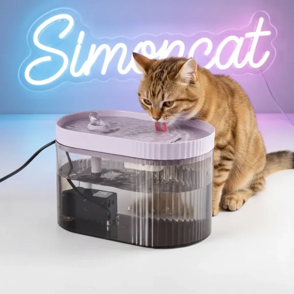 گربه در حال اب خوردن